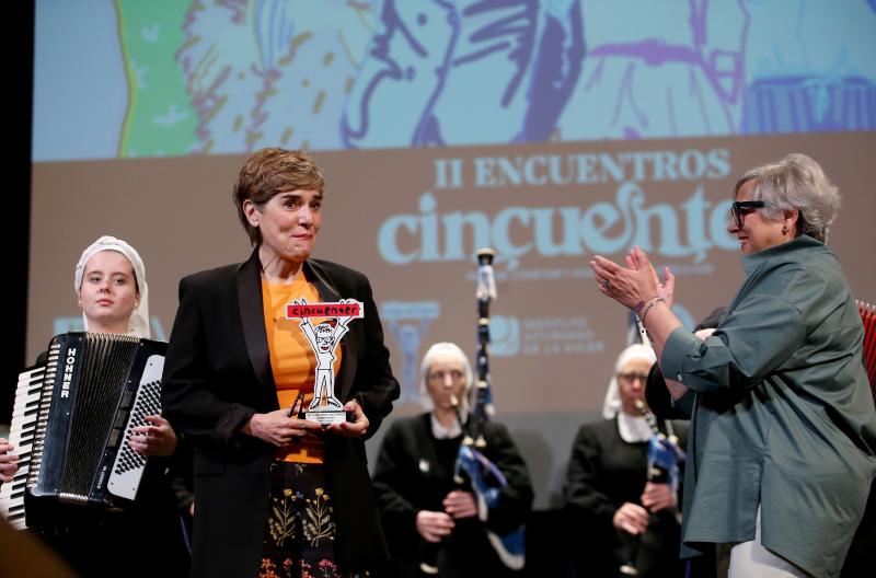 Anabel Alonso recibiendo un premio.