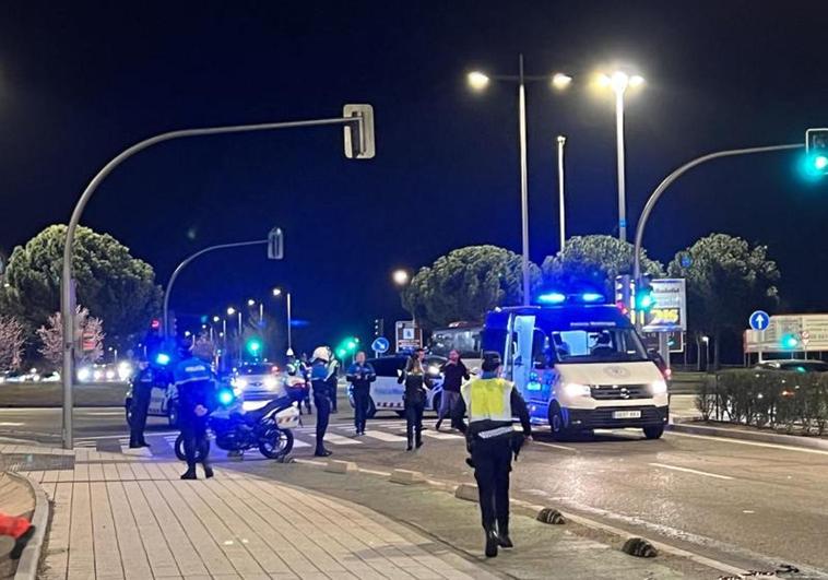 Un conductor ebrio se da a la fuga tras colisionar contra un contenedor y otro turismo
