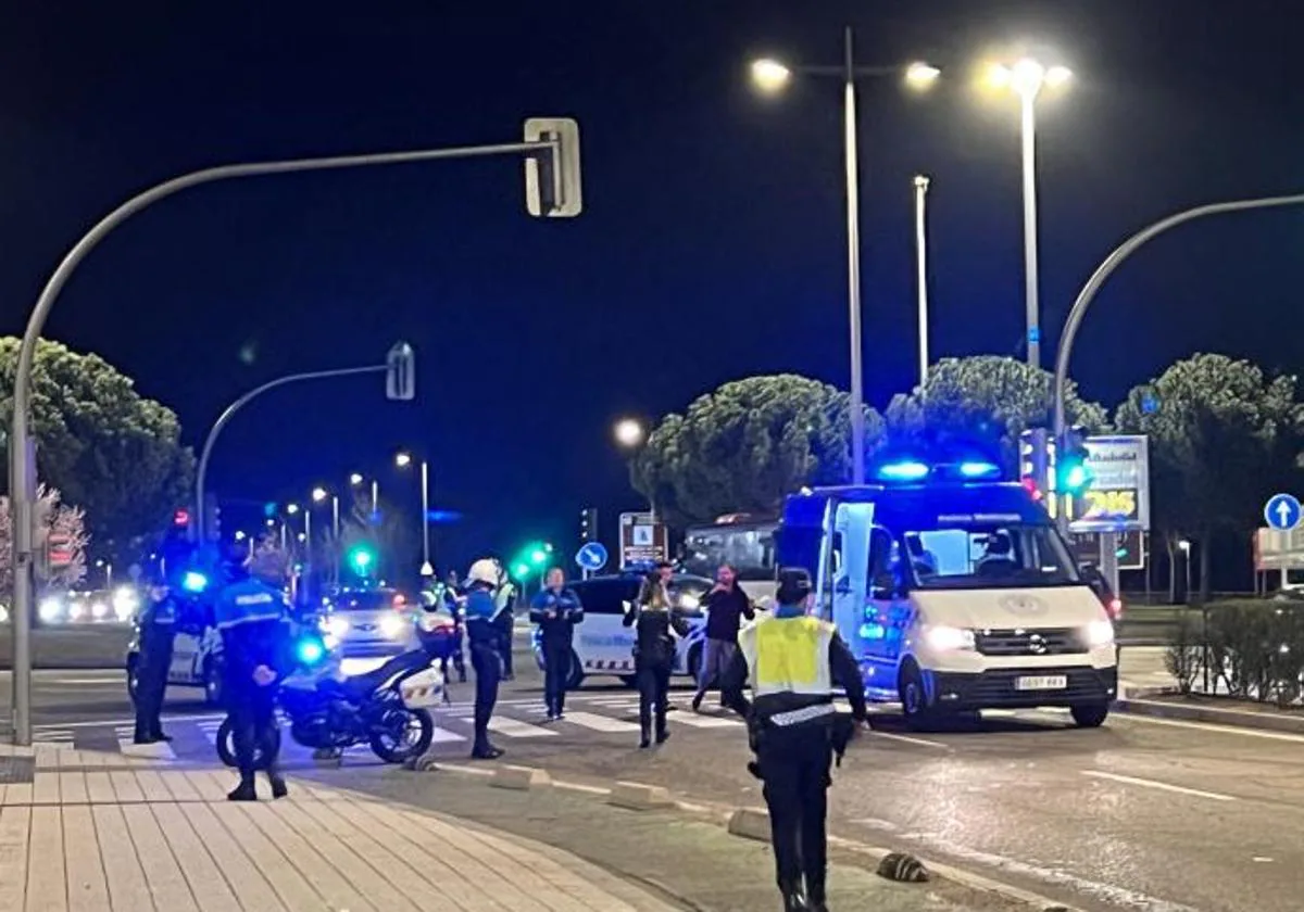 Un Conductor Ebrio Se Da A La Fuga Tras Colisionar Contra Un Contenedor Y Otro Turismo