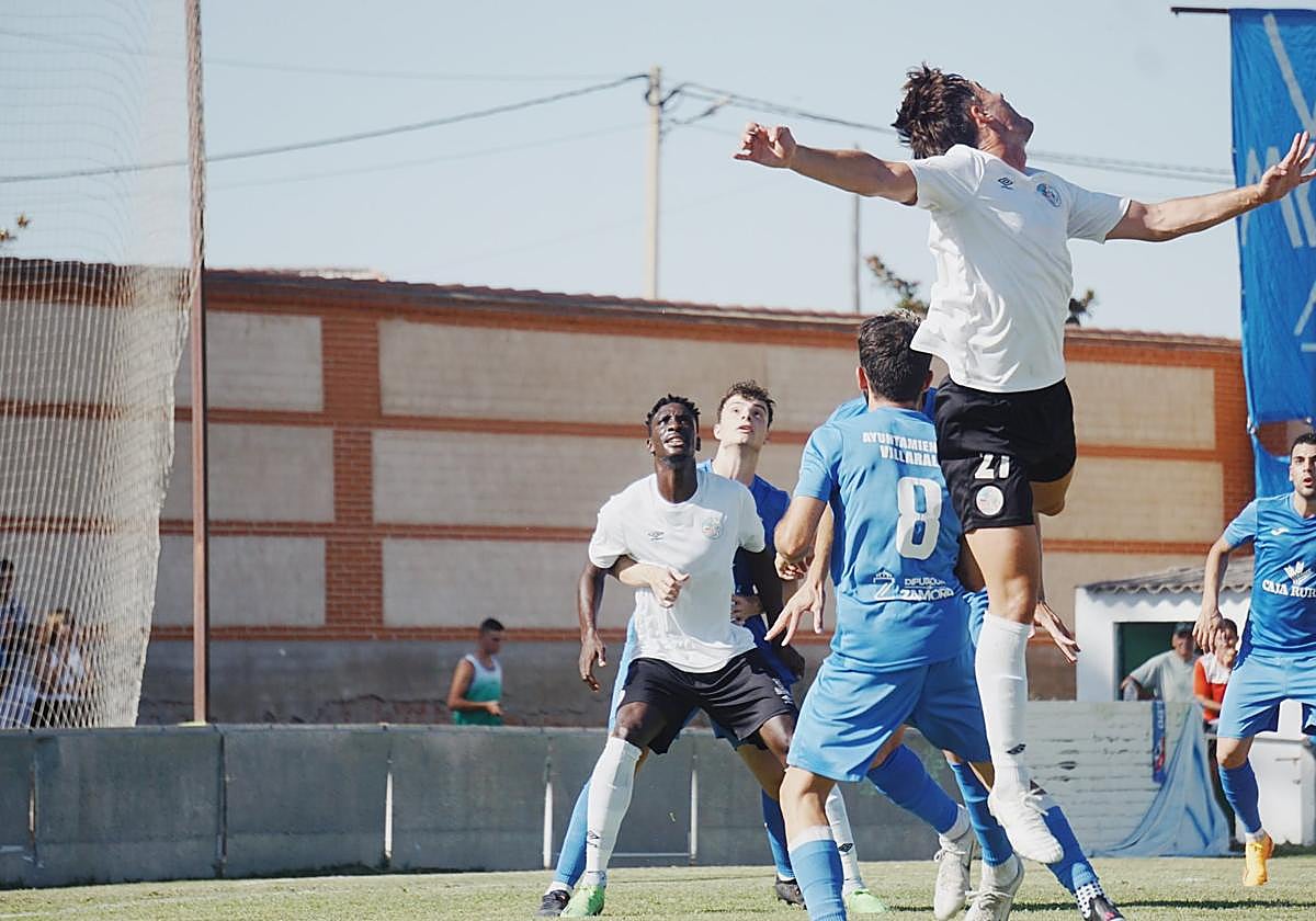 Un lance del partido en Villaralbo.