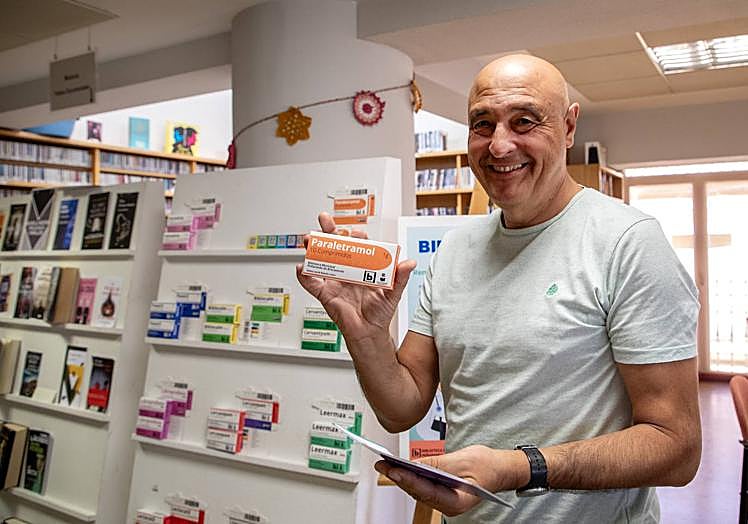 Imagen principal - Arriba, José Luis Sánchez, responsable de la biblioteca.