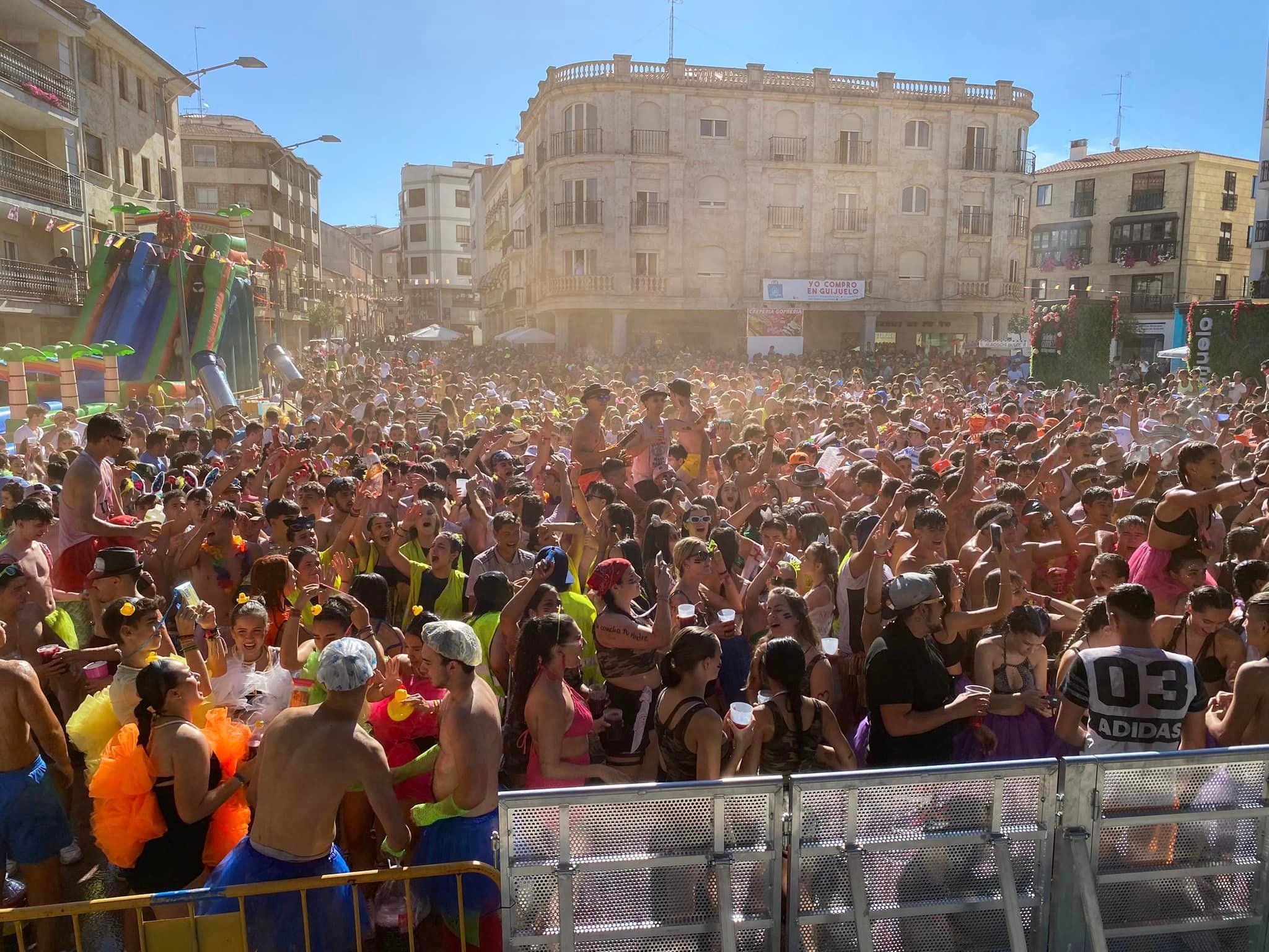 Guijuelo estalla en fiestas con el chupinazo