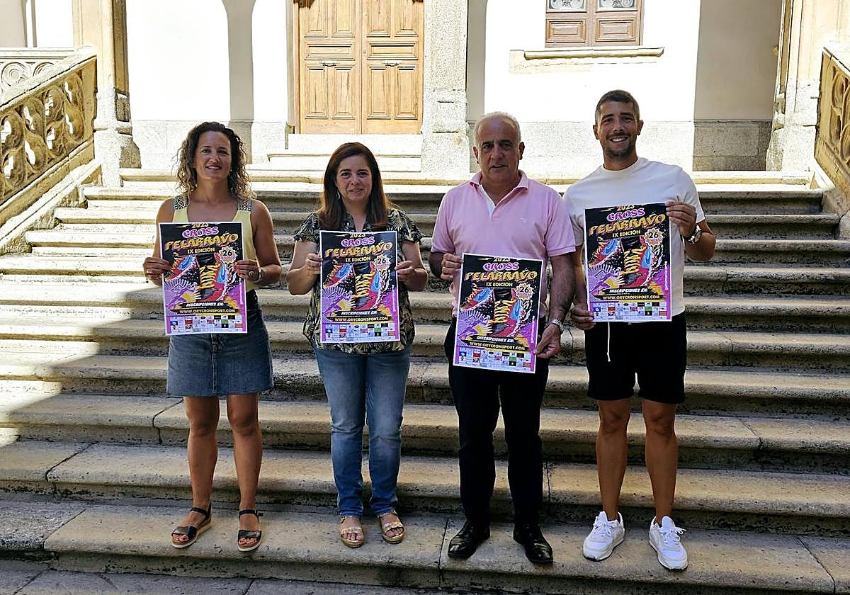 Foto de presentación de la carrera con presencia del diputado de deportes Jesús María Ortiz, la alcaldesa María Teresa García y concejales del Ayuntamiento de Pelabravo.