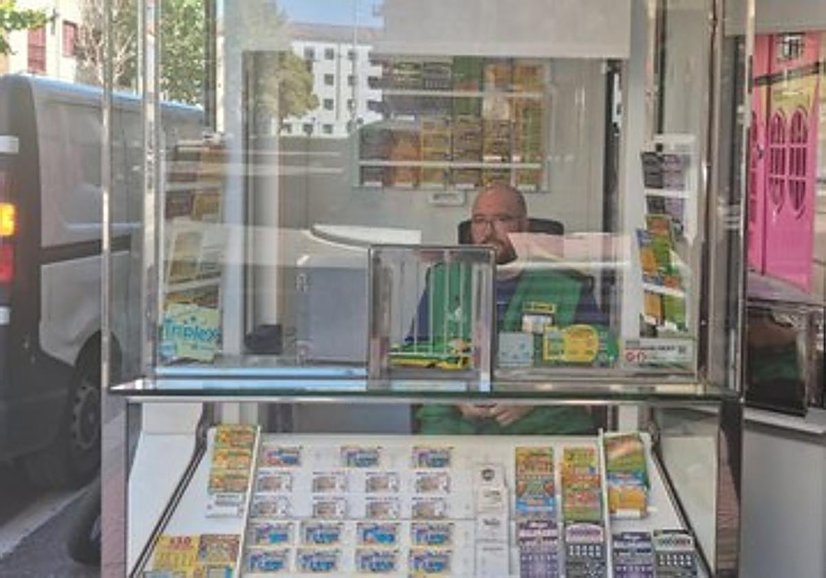 Israel en su quiosco.