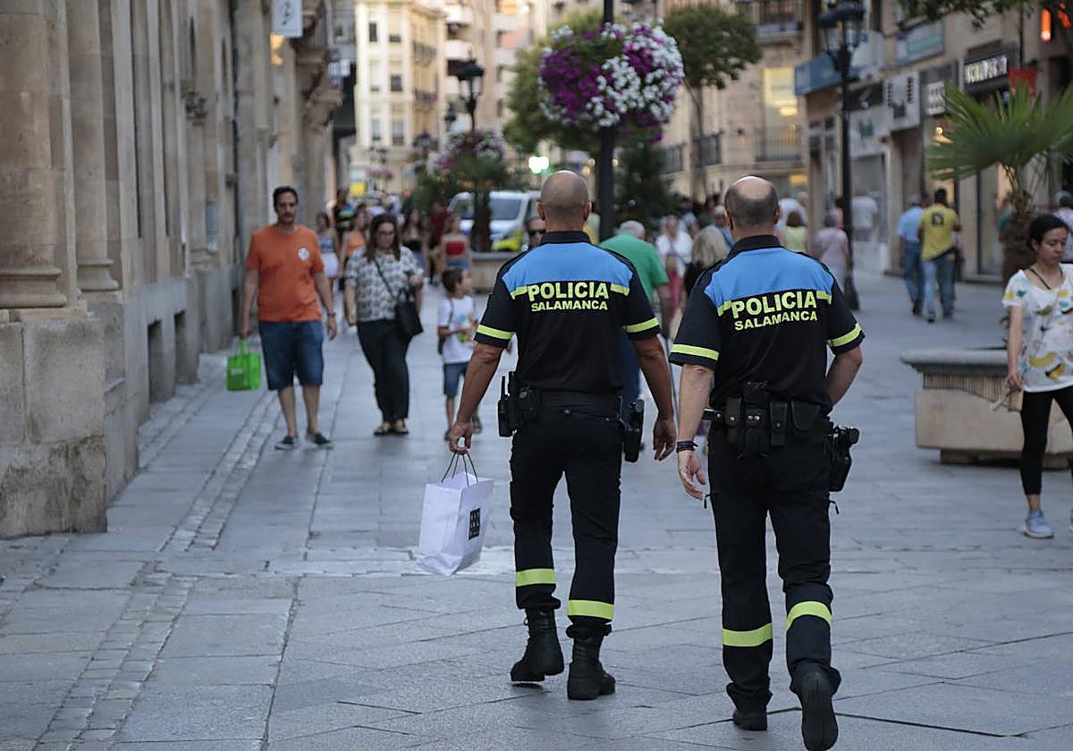 Dos agentes de la Policía Local de Salamanca.