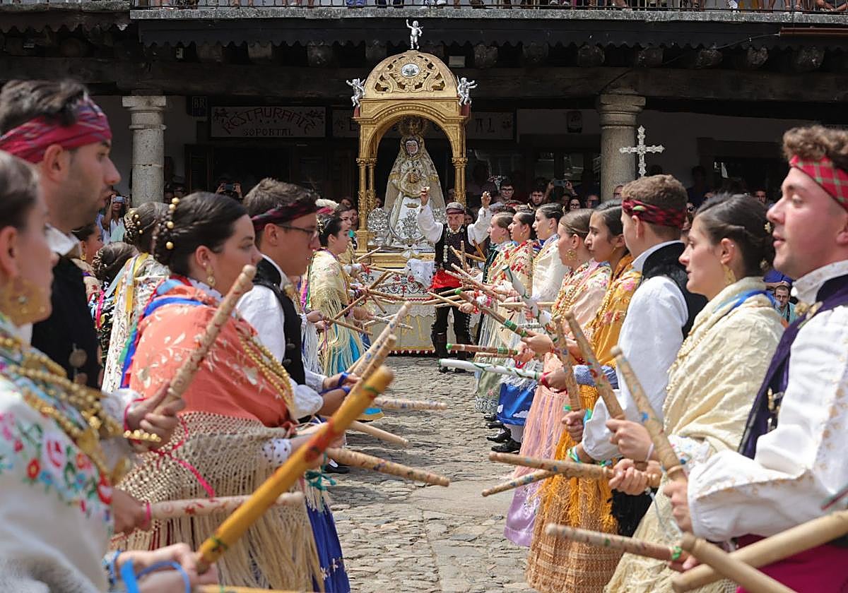 Un alberca abarrotada revive la tradición del Diagosto
