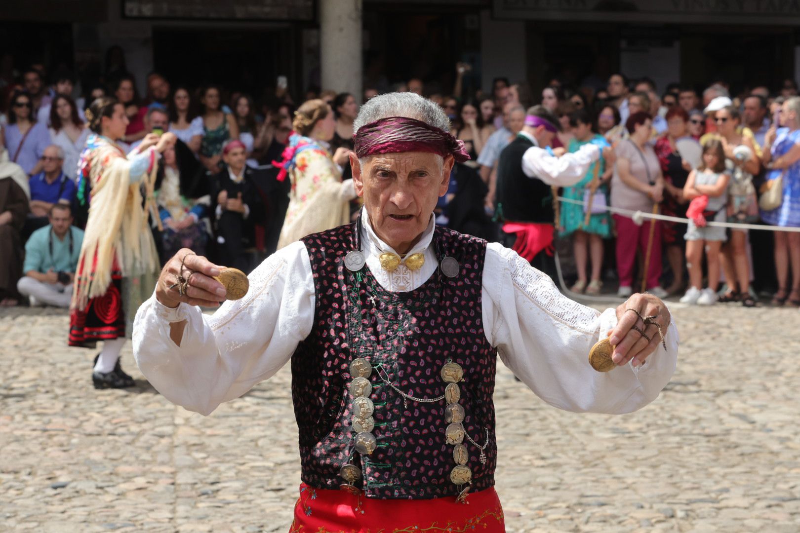 Un alberca abarrotada revive la tradición del Diagosto