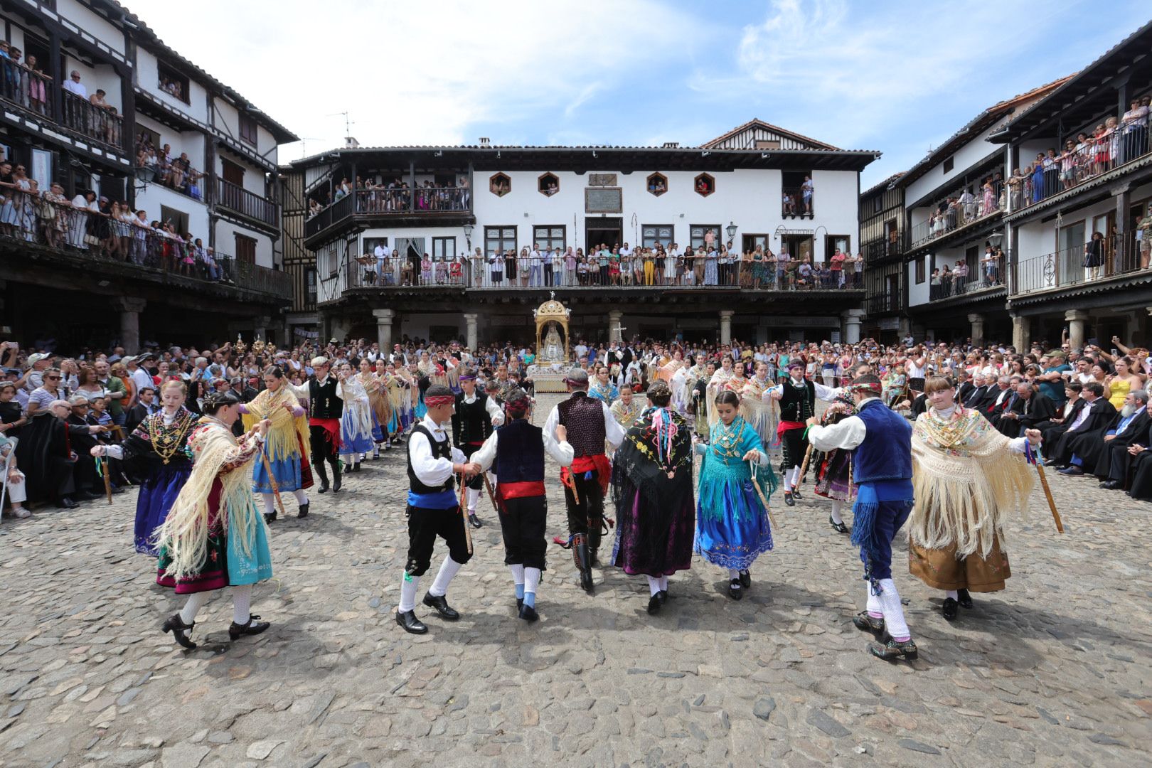 Un alberca abarrotada revive la tradición del Diagosto