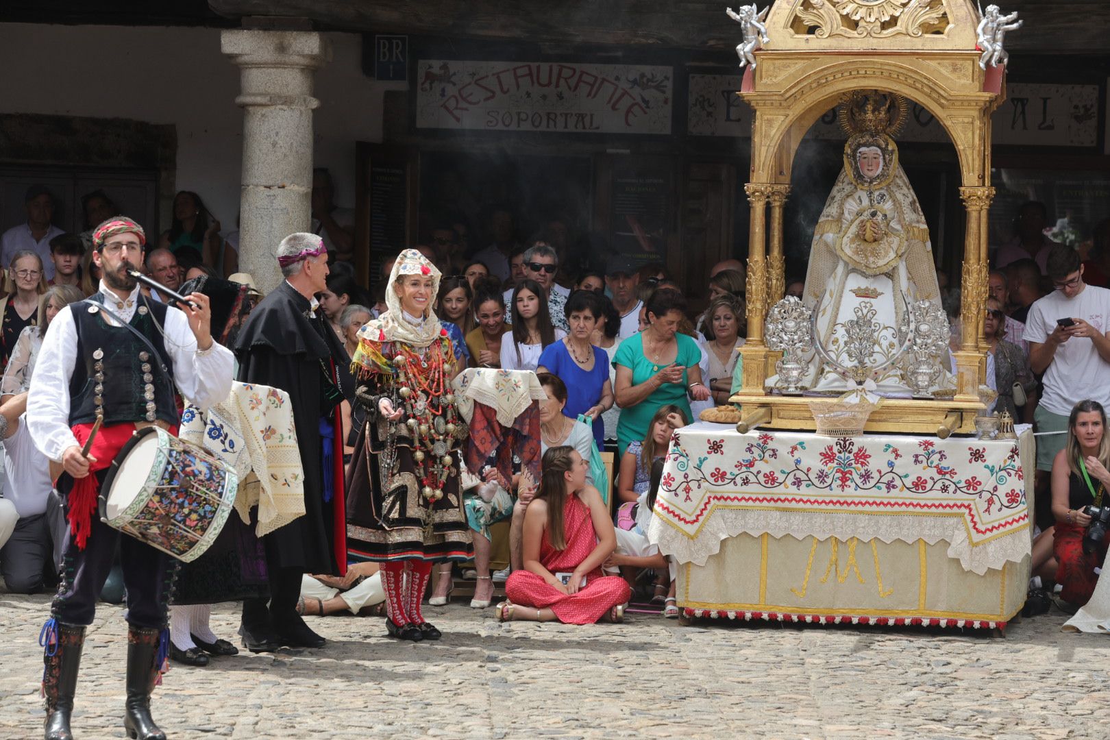 Un alberca abarrotada revive la tradición del Diagosto