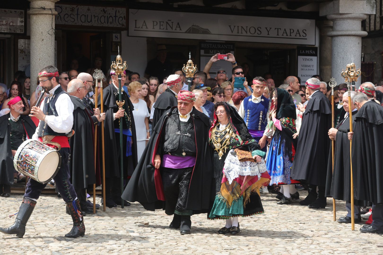 Un alberca abarrotada revive la tradición del Diagosto