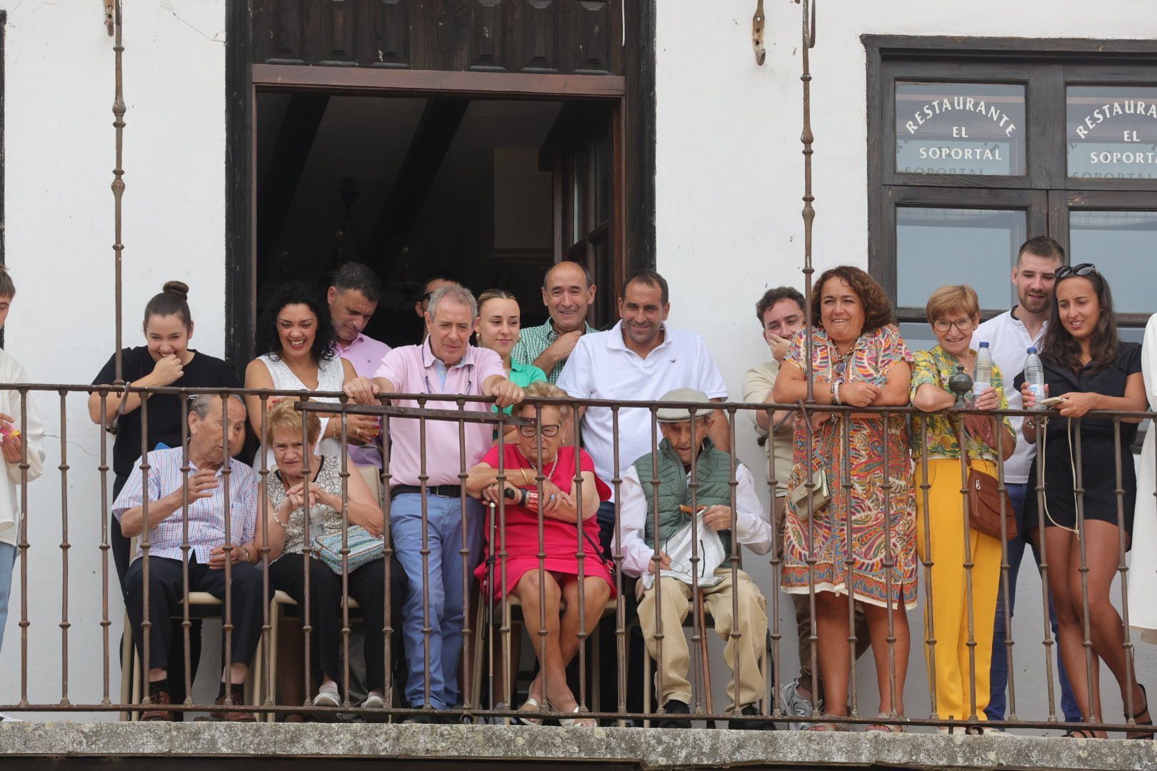 Un alberca abarrotada revive la tradición del Diagosto