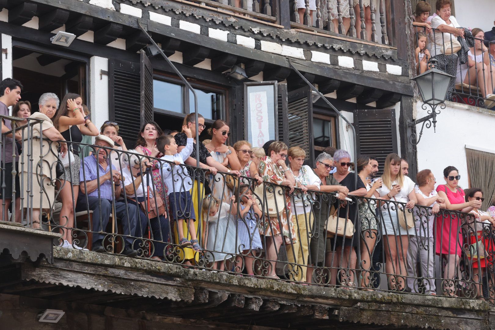 Un alberca abarrotada revive la tradición del Diagosto