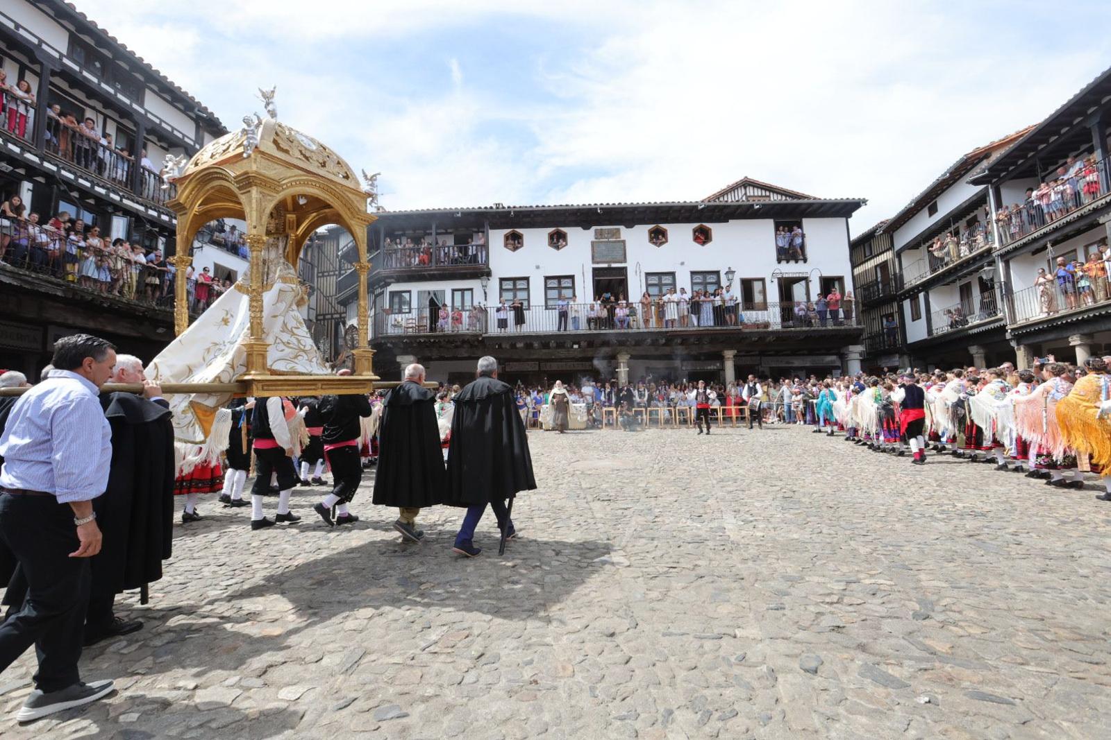 Un alberca abarrotada revive la tradición del Diagosto