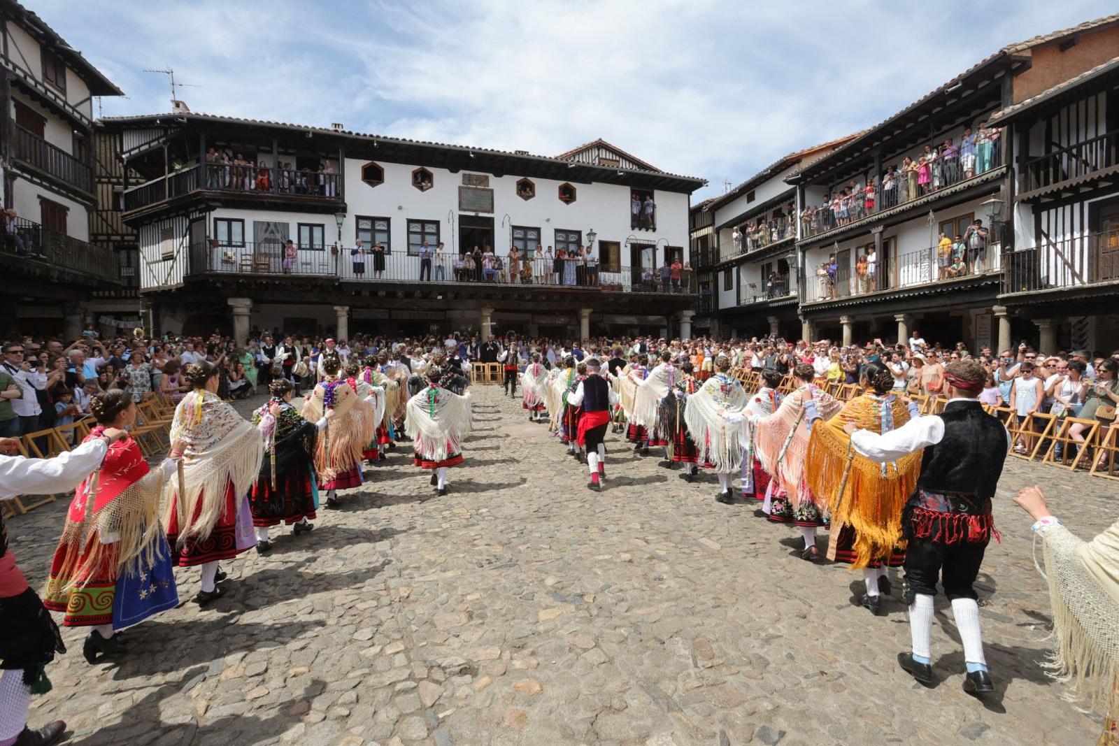 Un alberca abarrotada revive la tradición del Diagosto