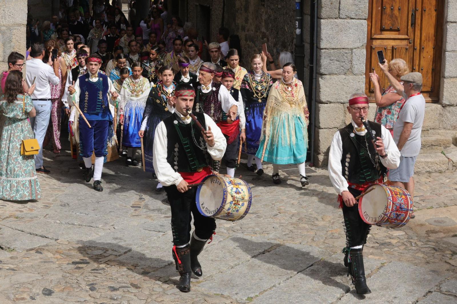 Un alberca abarrotada revive la tradición del Diagosto