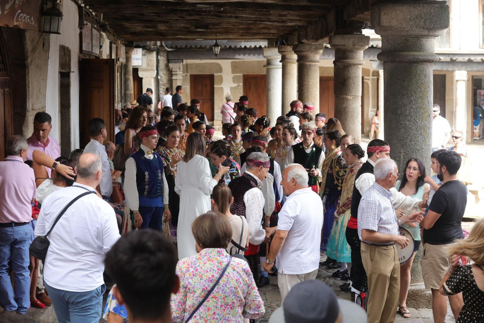 Un alberca abarrotada revive la tradición del Diagosto