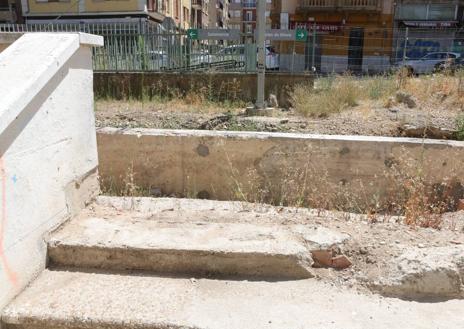 Imagen secundaria 1 - El apeadero-andamio de La Alamedilla, tres años hecho escombros y sin fecha para la reconstrucción