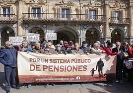 Concenrración de pensionistas en la Plaza Mayor de Salamanca.