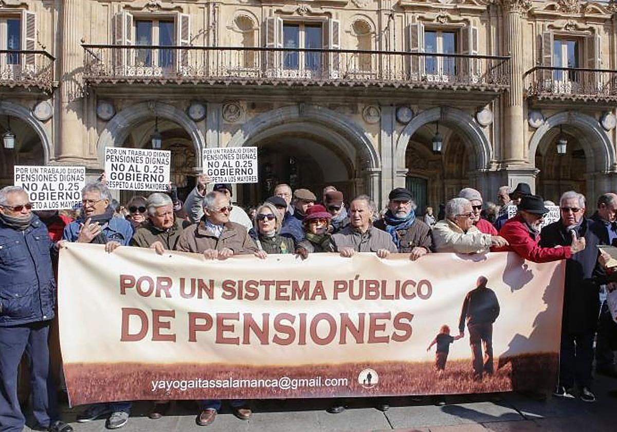 Concenrración de pensionistas en la Plaza Mayor de Salamanca.