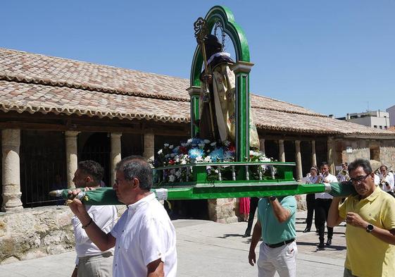 Procesión en honor a San Roque durante la mañana de hoy en la localidad salmantina de Carbajosa de la Sagrada