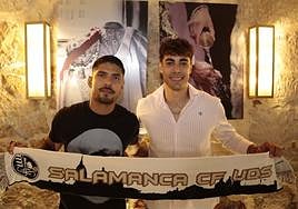 Los dos futbolistas en la presentación en el Mesón de Gonzalo durante esta mañana.