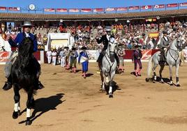 Inicio de la corrida de rejones en la Plaza de Toros de Guijuelo