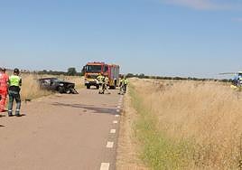 Vehículos de emergencias y sanitarios en el lugar del accidente
