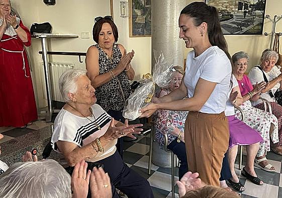 Momento en el que se le entrega un pequeño obsequio a la mujer más longeva de Carbajosa, Francisca Martín Sánchez de 94 años de edad.