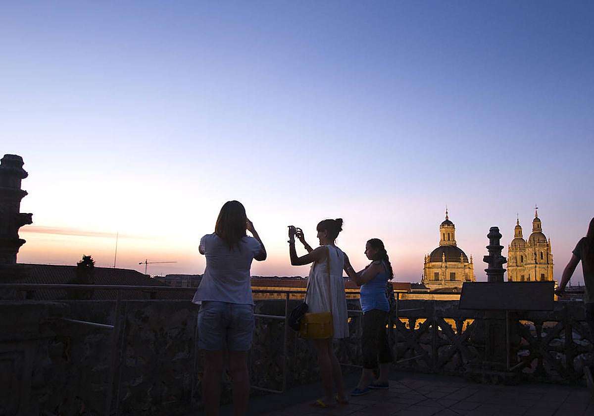 La Noche de los Fotógrafos reúne a más de 200 personas en Ieronimus