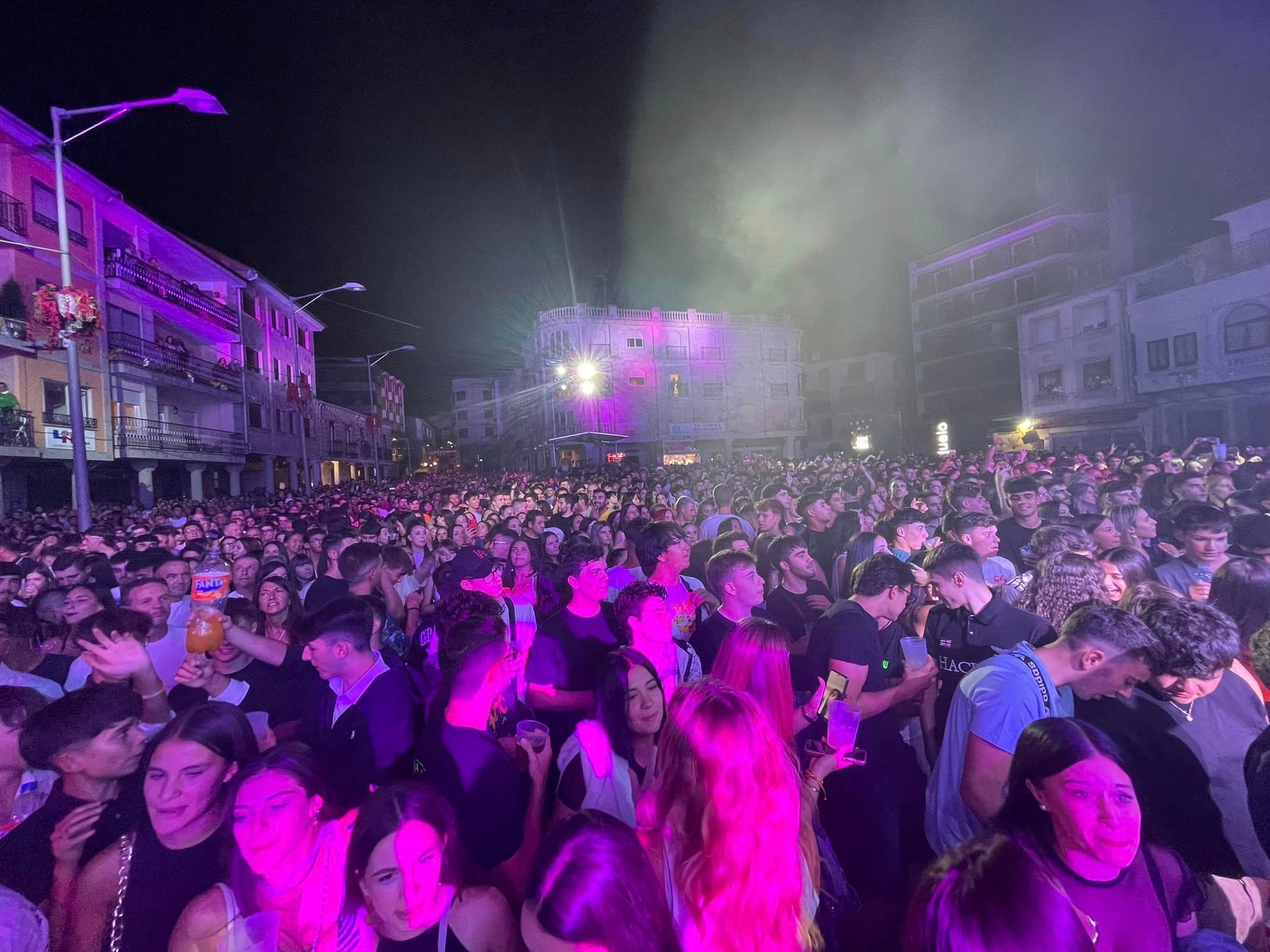 La orquesta Panorama vuelve a llenar y triunfar en Guijuelo