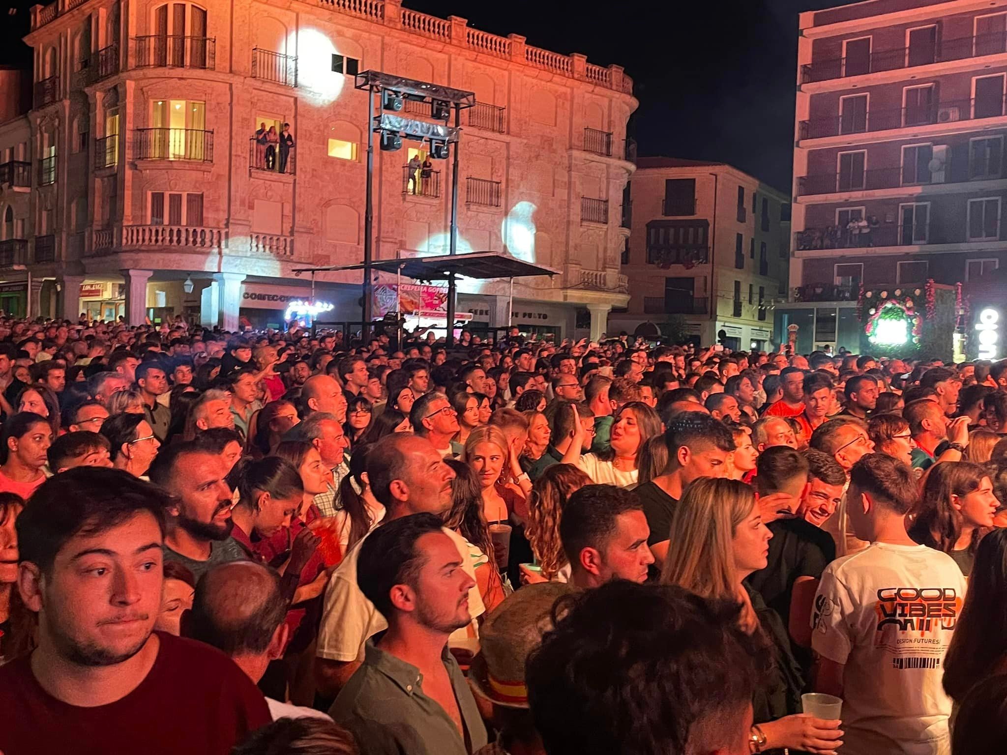 La orquesta Panorama vuelve a llenar y triunfar en Guijuelo