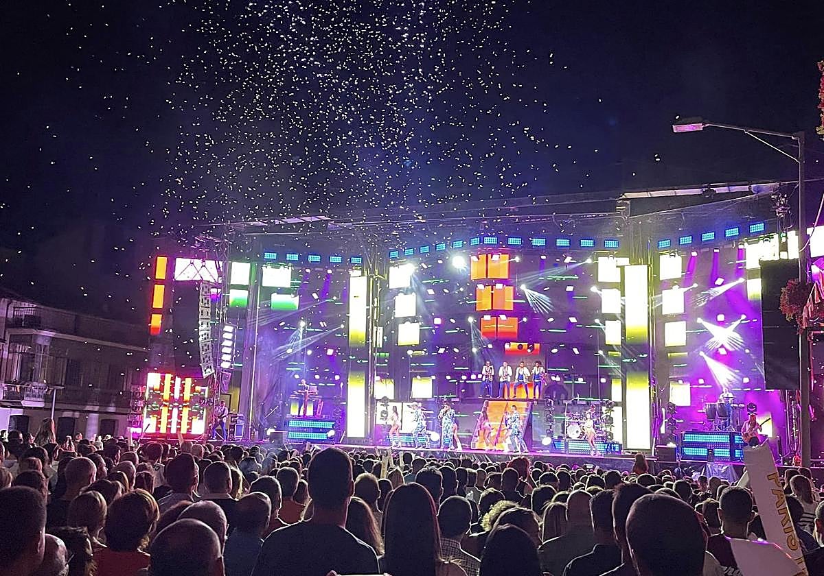 La orquesta Paris de Noia pone el colofón a las Ferias y Fiestas de Guijuelo