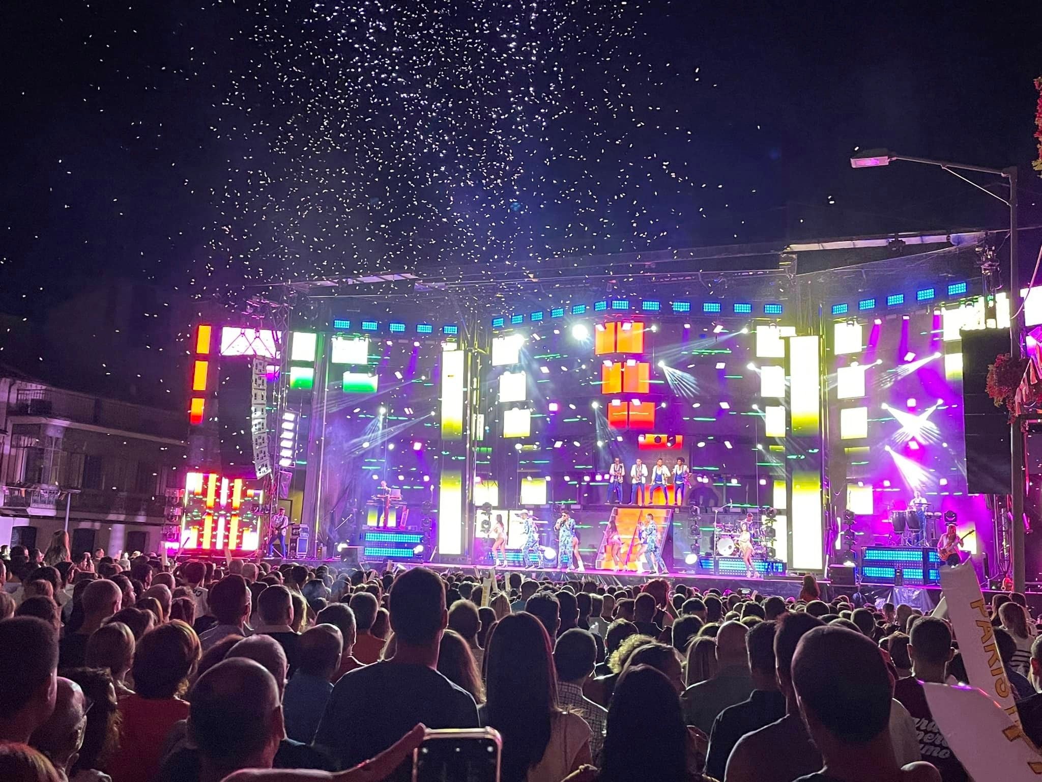 La orquesta Paris de Noia pone el colofón a las Ferias y Fiestas de Guijuelo