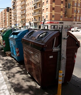 Imagen secundaria 2 - Salamanca cuenta solo con un centenar contenedores marrones tras un año desde el inicio de su implantación