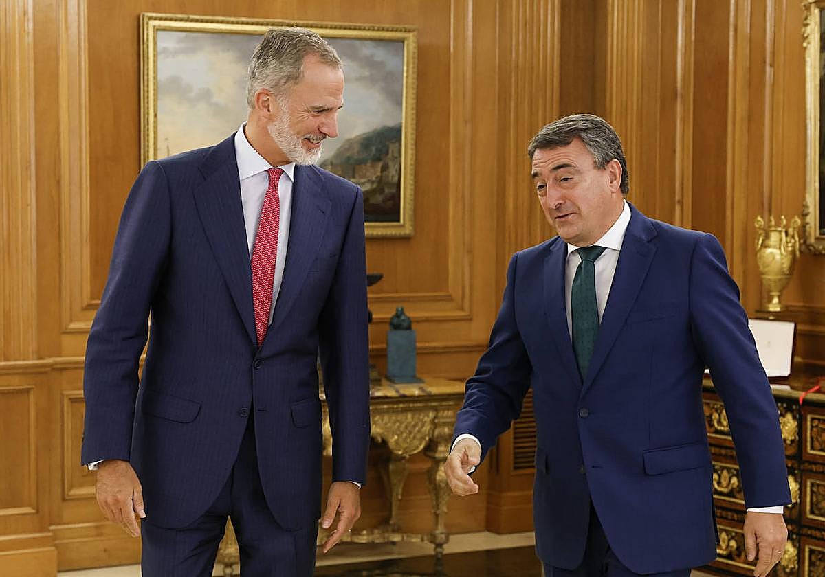 El rey Felipe VI recibe este lunes en el Palacio de la Zarzuela al portavoz del PNV en el Congreso, Aitor Esteban.