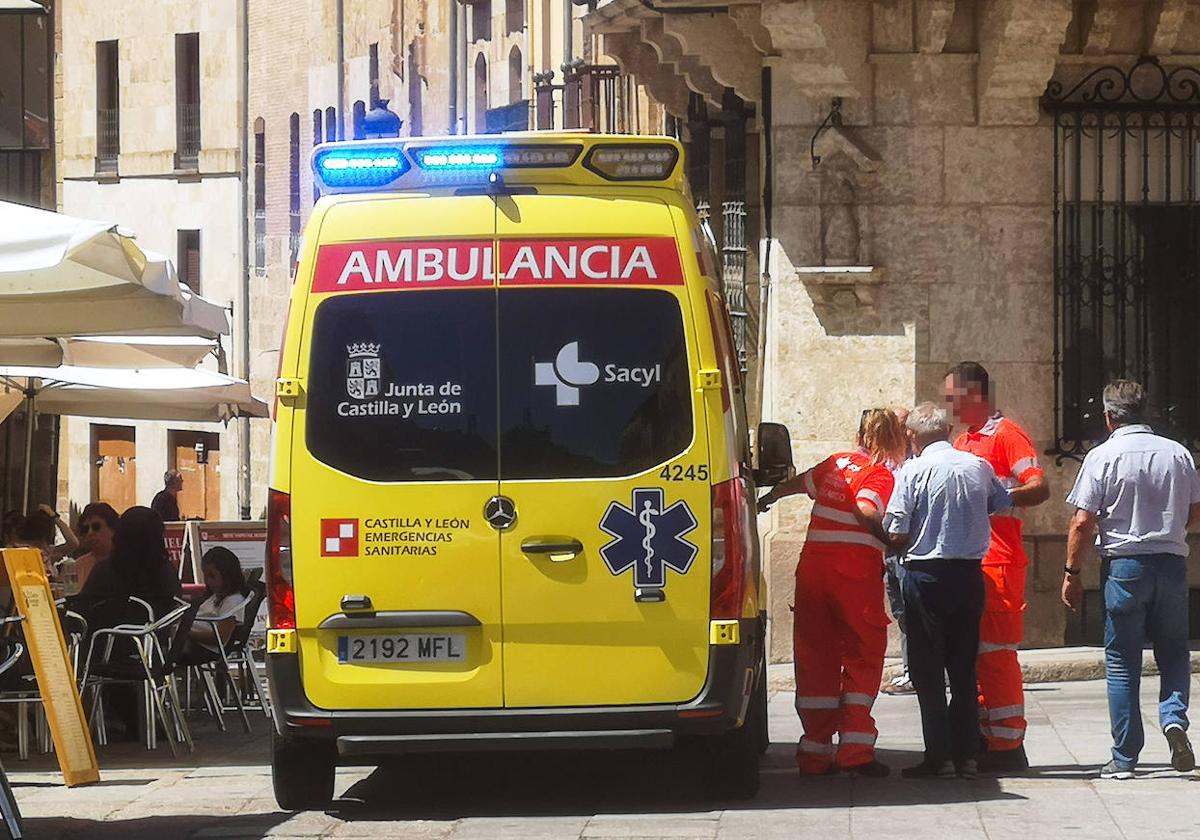 Ambulancia que ha trasladado a la persona de la Plaza Mayor.