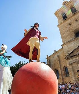 Imagen secundaria 2 - Diferentes actuaciones en la calle durante la XXV Feria de Teatro de Castilla y León en Ciudad Rodrigo.