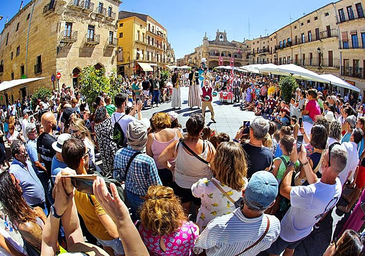 Imagen principal - Diferentes actuaciones en la calle durante la XXV Feria de Teatro de Castilla y León en Ciudad Rodrigo.