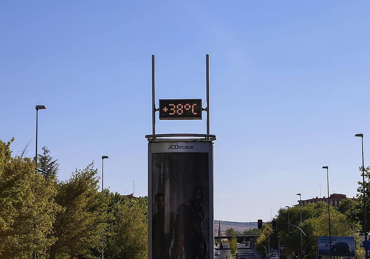 Un termómetro en Salamanca registrando 38 grados en una foto de archivo