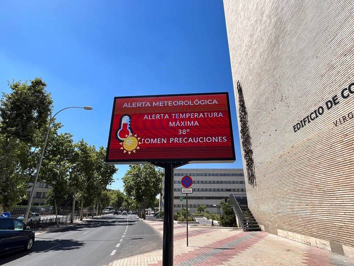 Pantalla informativa en el Paseo de San Vicente, al lado del antiguo Hospital Virgen de la Vega en Salamanca.