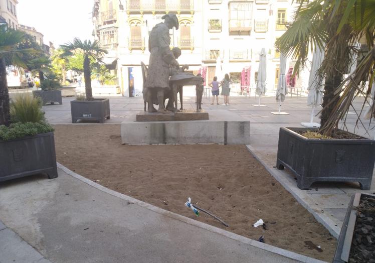Imagen principal - Espacio previsto para el gran árbol de Poeta Iglesias.