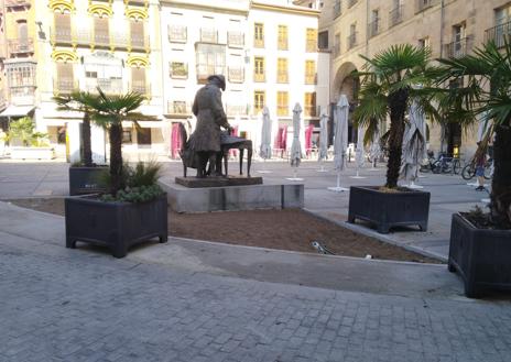 Imagen secundaria 1 - Espacio previsto para el gran árbol de Poeta Iglesias.
