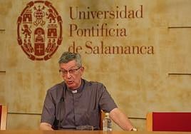 El rector Santiago García-Jalón en la comparecencia ante los medios en la Aula de Grados de la Universidad Pontificia de Salamanca.