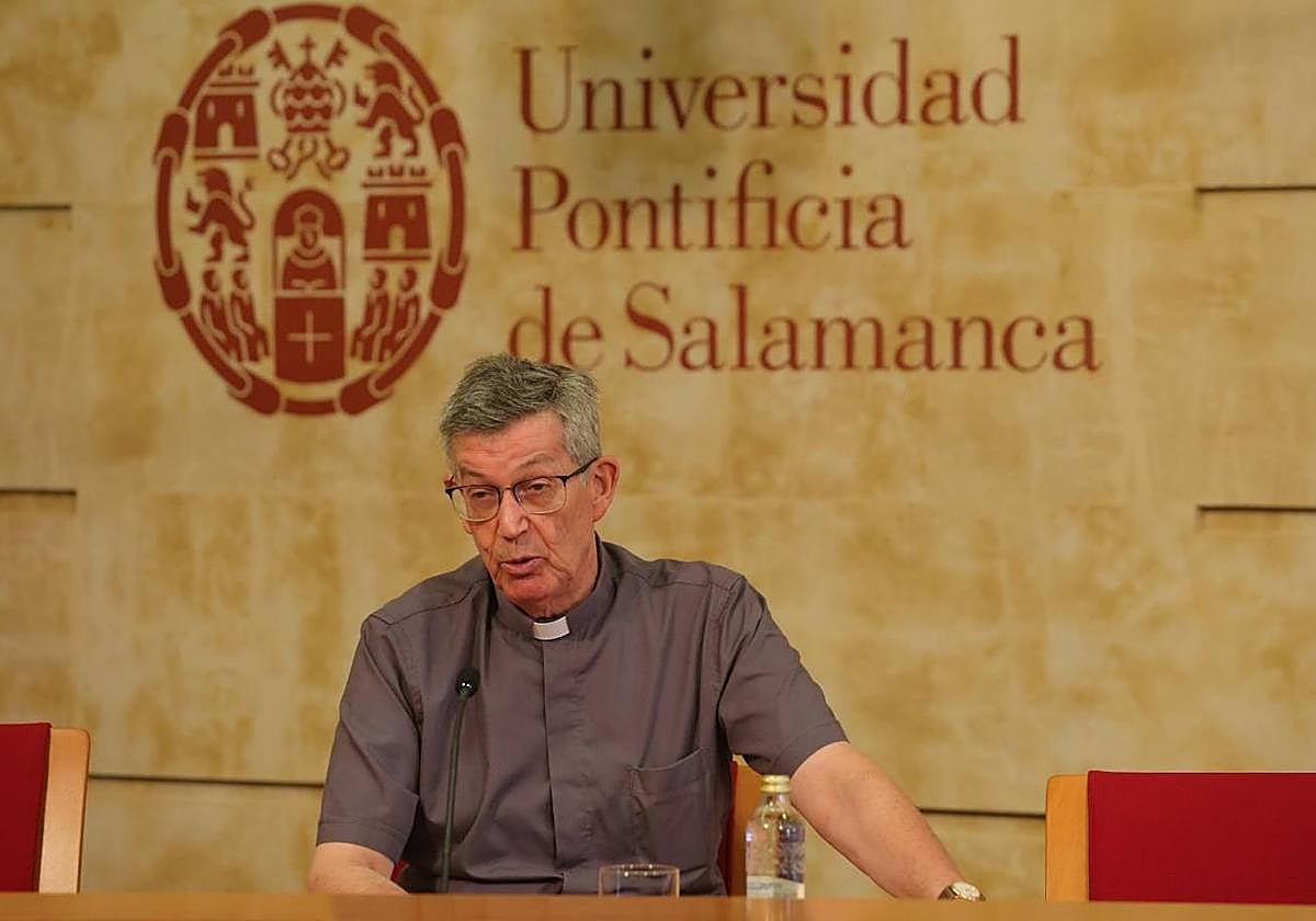 El rector Santiago García-Jalón en la comparecencia ante los medios en la Aula de Grados de la Universidad Pontificia de Salamanca.