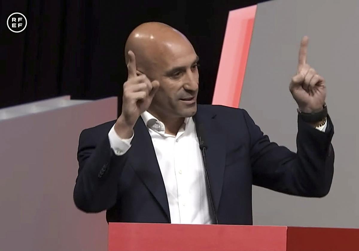 El presidente de la Real Federación Española de Fútbol, Luis Rubiales, durante su intervención en la Asamblea General.