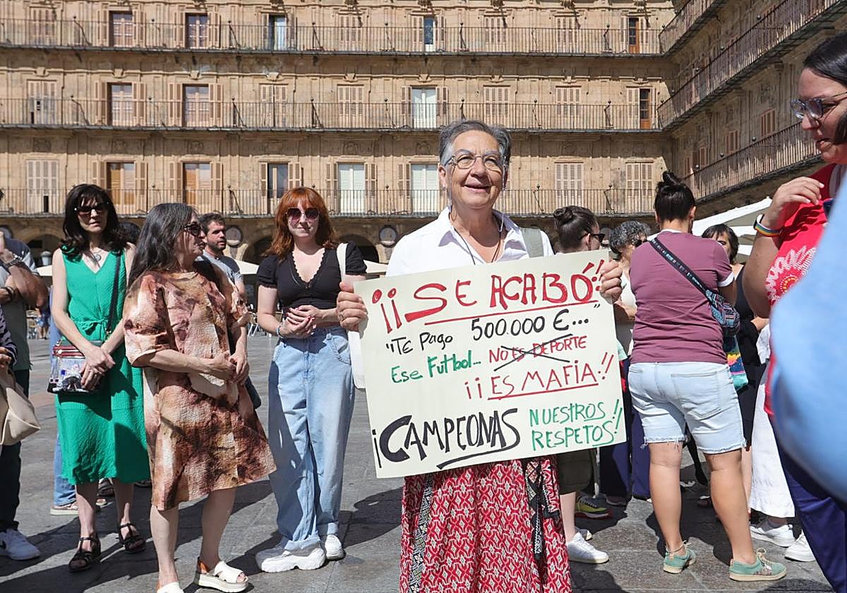Concentración en apoyo a Jenni Hermoso en Salamanca.