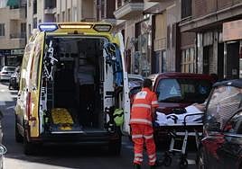 Instante en el que la mujer atropellada va a ser introducida en la ambulancia en Gran Capitán.