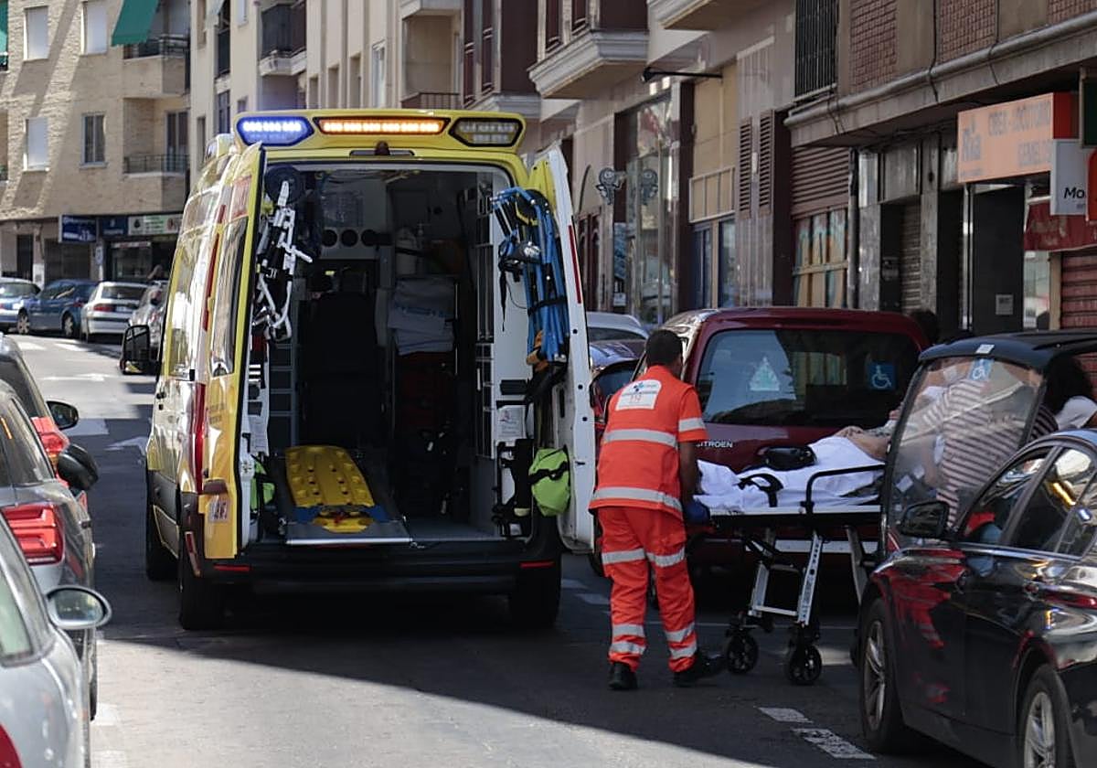 Instante en el que la mujer atropellada va a ser introducida en la ambulancia en Gran Capitán.