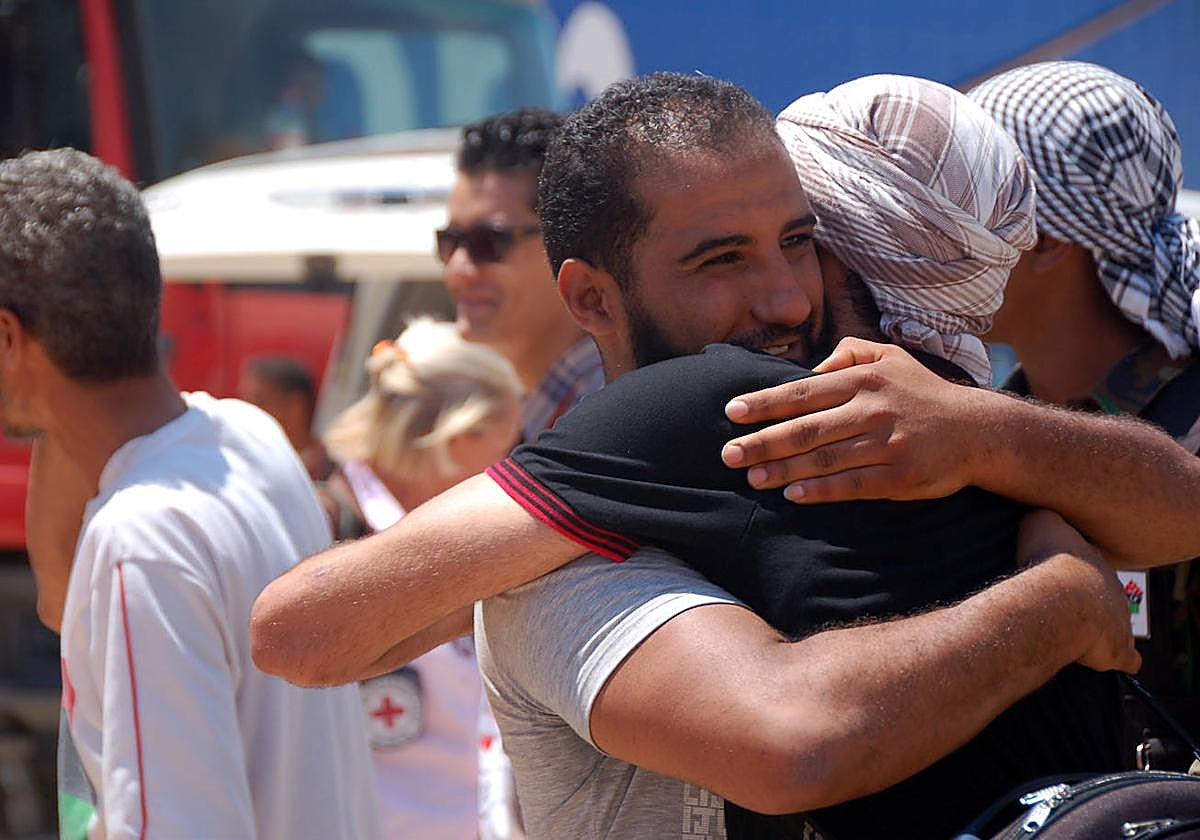 Dos personas se reencuentran.