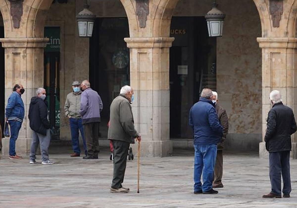 Personas mayores en la Plaza Mayor
